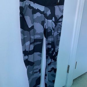 Better bodies - gray camo athletic leggings